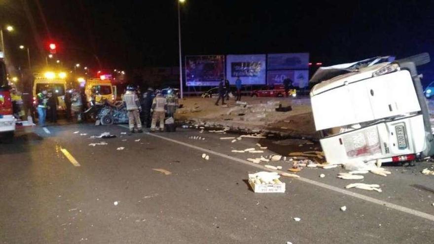 Los vehículos siniestrados, con la furgoneta a la derecha, momentos después del impacto.