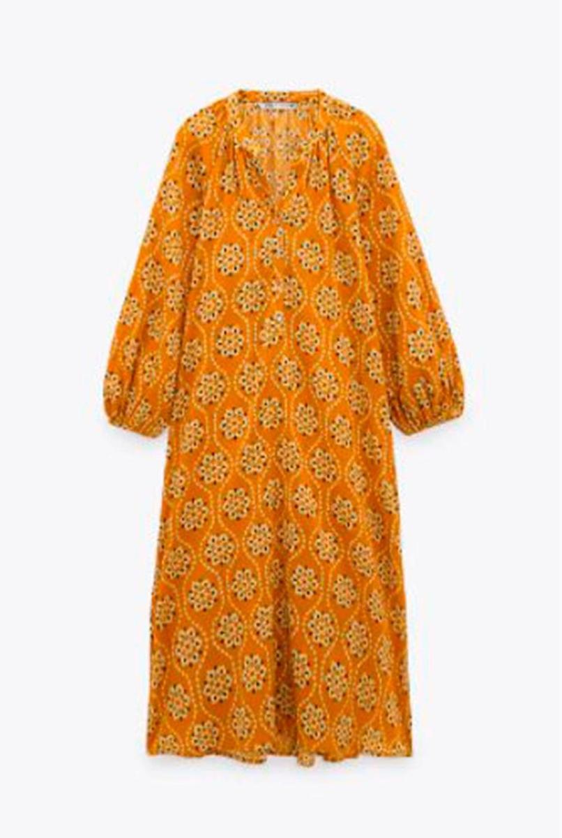Vestido estampado midi de Zara (precio: 19,99 euros)