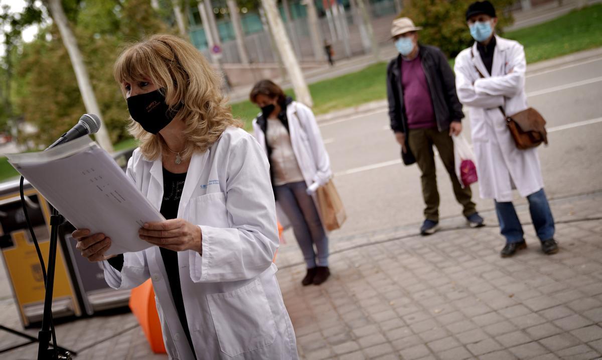 María Justicia, doctora en un centro de  salud, durante una  concentración por la atención primaria, frente a la Asamblea de Madrid.