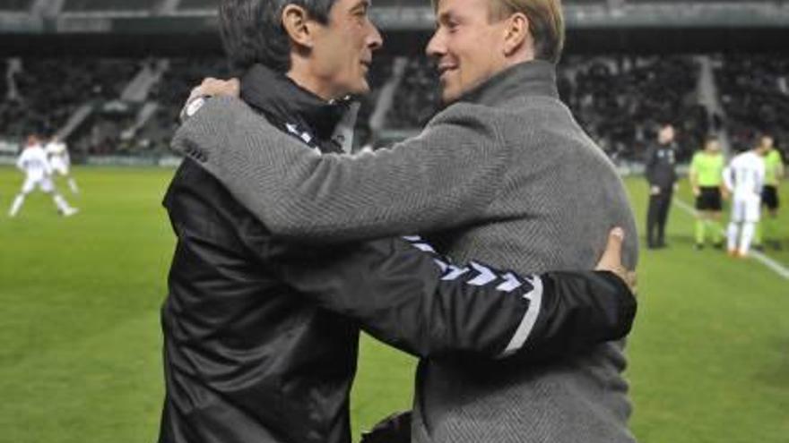 Pacheta y Guti se saludan antes del inicio del partido.