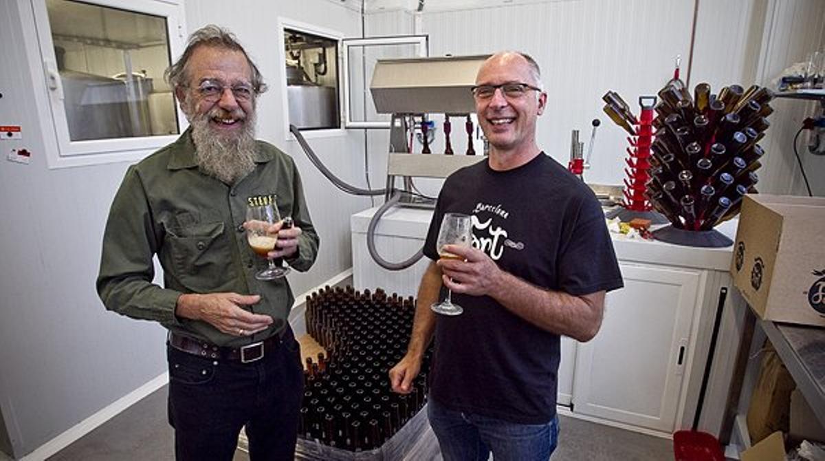 Mestre i aprenent. Steve Huxley i Gabriel Font a la fàbrica de cervesa artesanal Font.