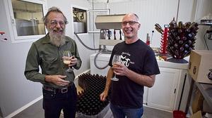 Mestre i aprenent. Steve Huxley i Gabriel Font a la fàbrica de cervesa artesanal Font.