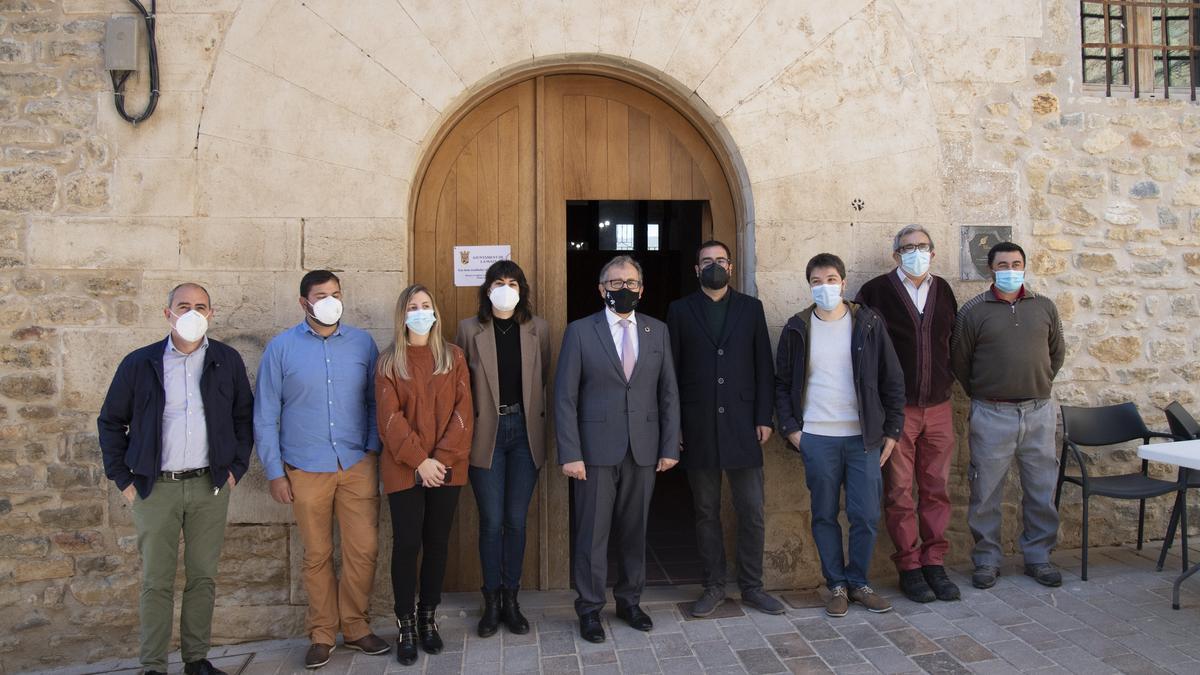 Foto de familia del presidente de la Diputación, José Martí, con alcaldes y ediles de Els Ports afectados por la MAT de Forestalia, este viernes, en la Mata.