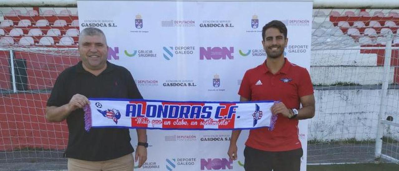 Manu Vilán (derecha) junto al presidente del Alondras, Luis Guimeráns. |  // GONZALO NÚÑEZ