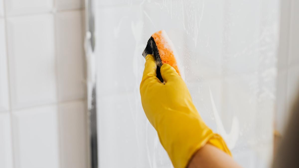 El truco para limpiar mamparas con papel de horno