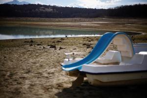 El lago Montbel parcialmente seco al pie de las montañas de los Pirineos. Francia se enfrenta a una racha seca invernal récord que genera temores de otro verano de sequías y restricciones de agua.