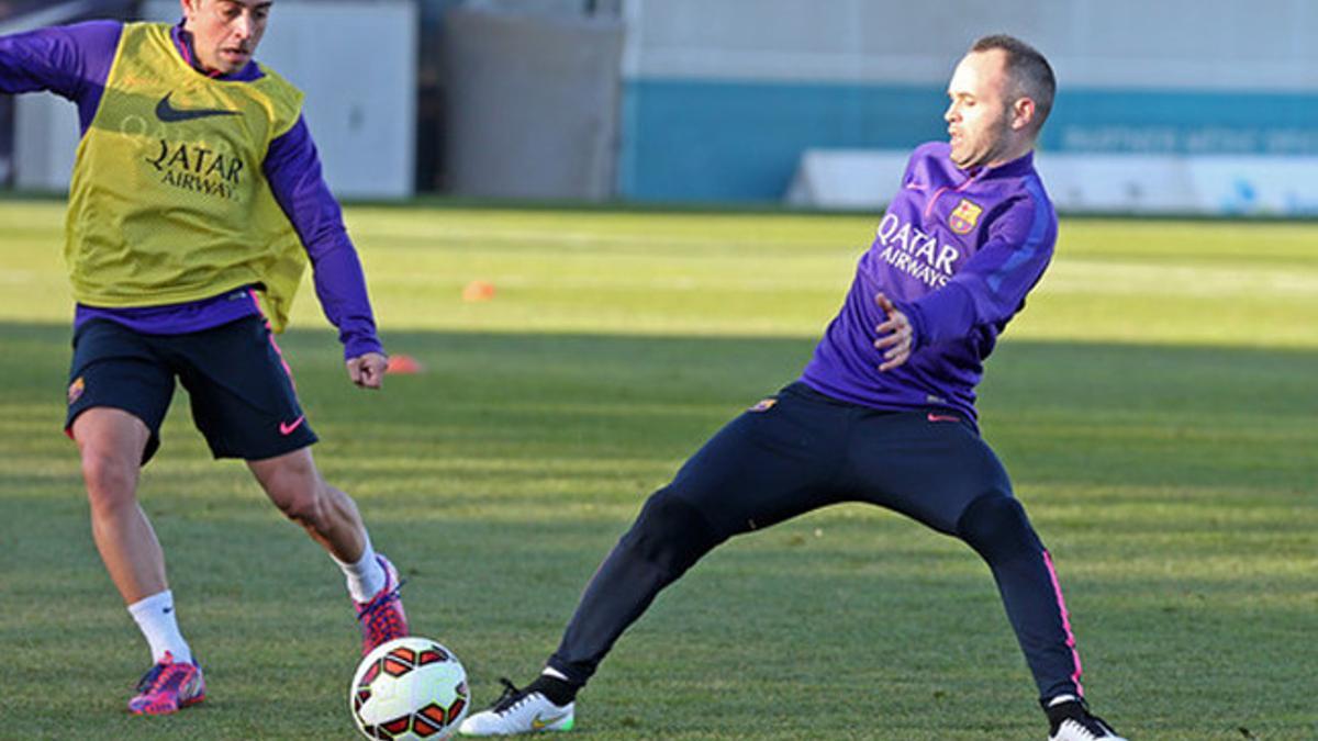 Xavi e Iniesta en un momento del entrenamiento de este viernes en la Ciutat Esportiva