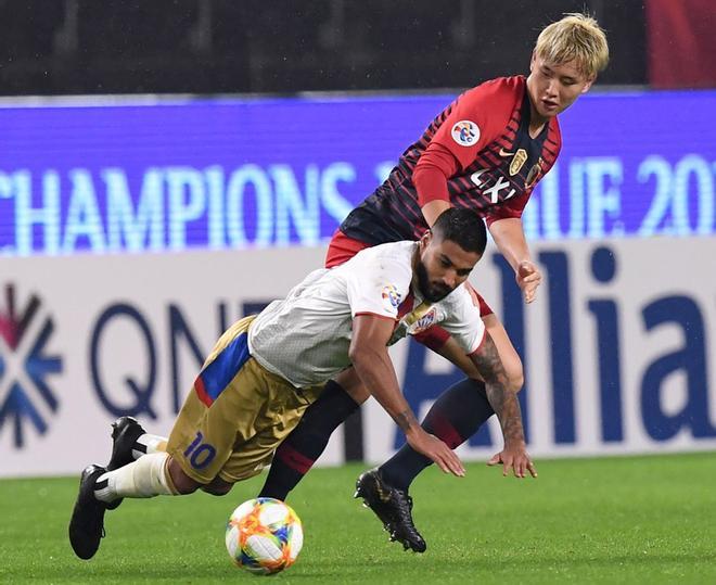 Jung Seung-hyun (top D) del Kashima Antlers lucha por el balón con Ronald Vargas durante un encuentro entre el Kashima Antlers y el Newcastle Jets perteneciente al playoff de la Liga de Campeones Asiática (AFC) disputado este martes, en Kashima (Japó