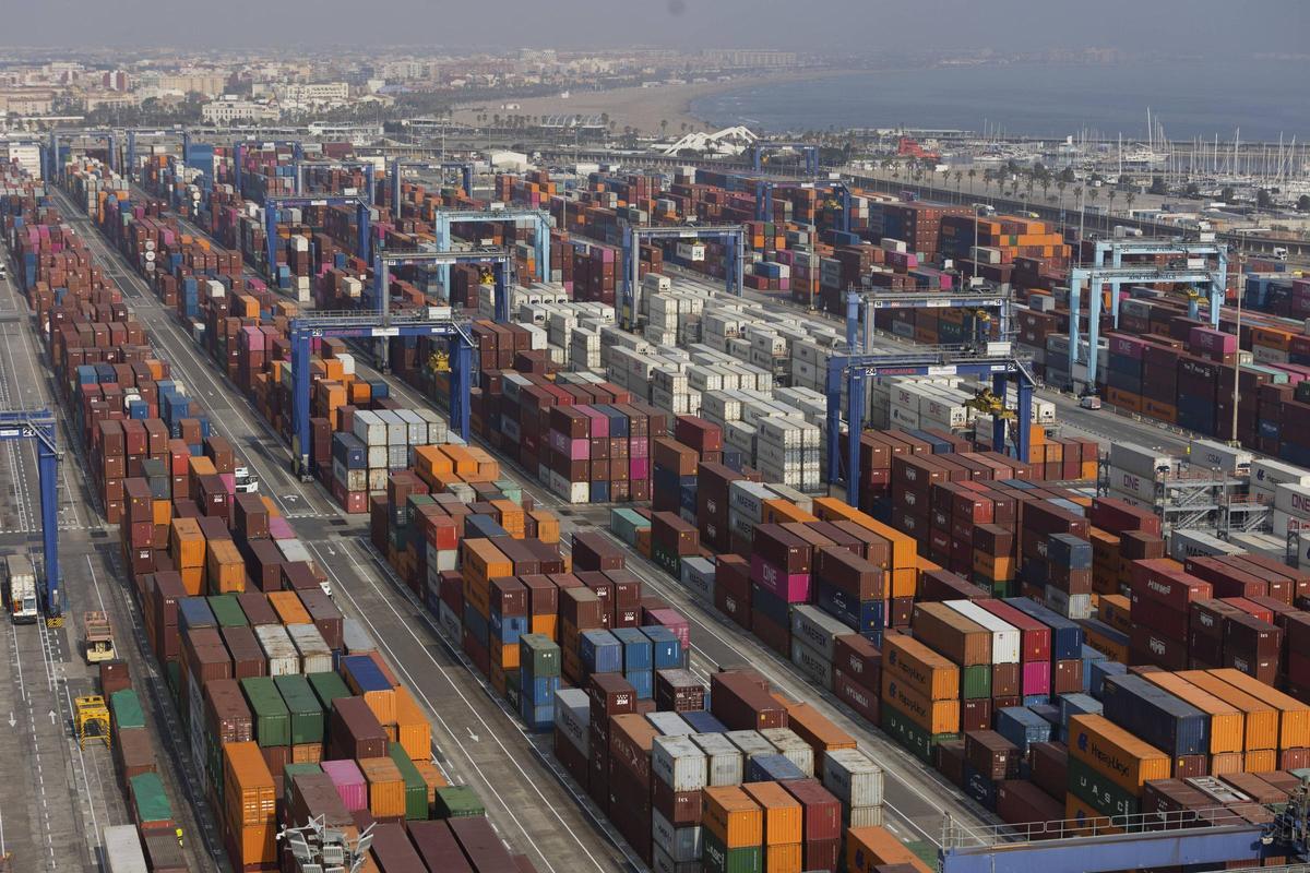 Contenedores en el puerto de València.