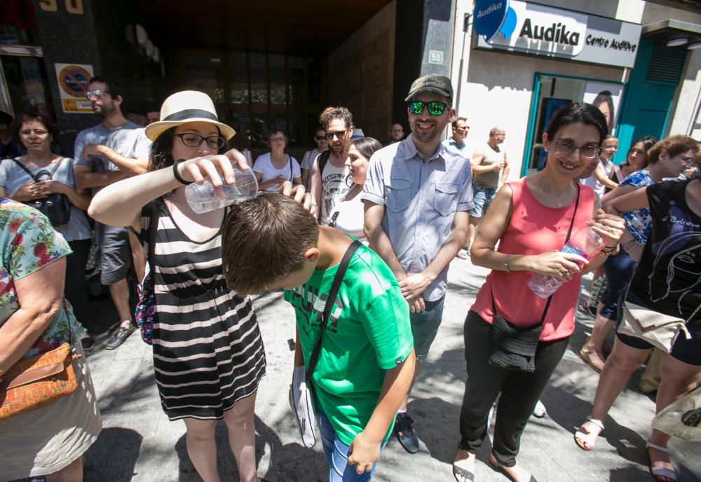 El calor aprieta aún más en el litoral aunque da un mínimo respiro en el interior.