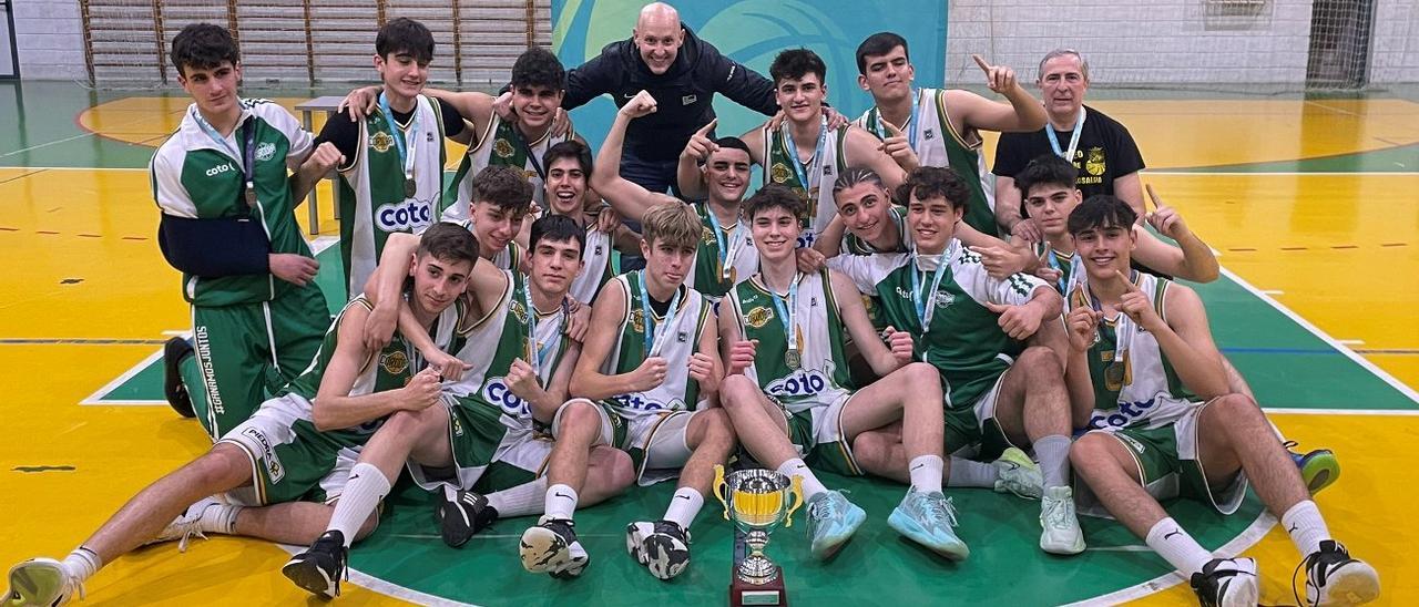 El Coto Córdoba celebra la conquista de la liga júnior de baloncesto.
