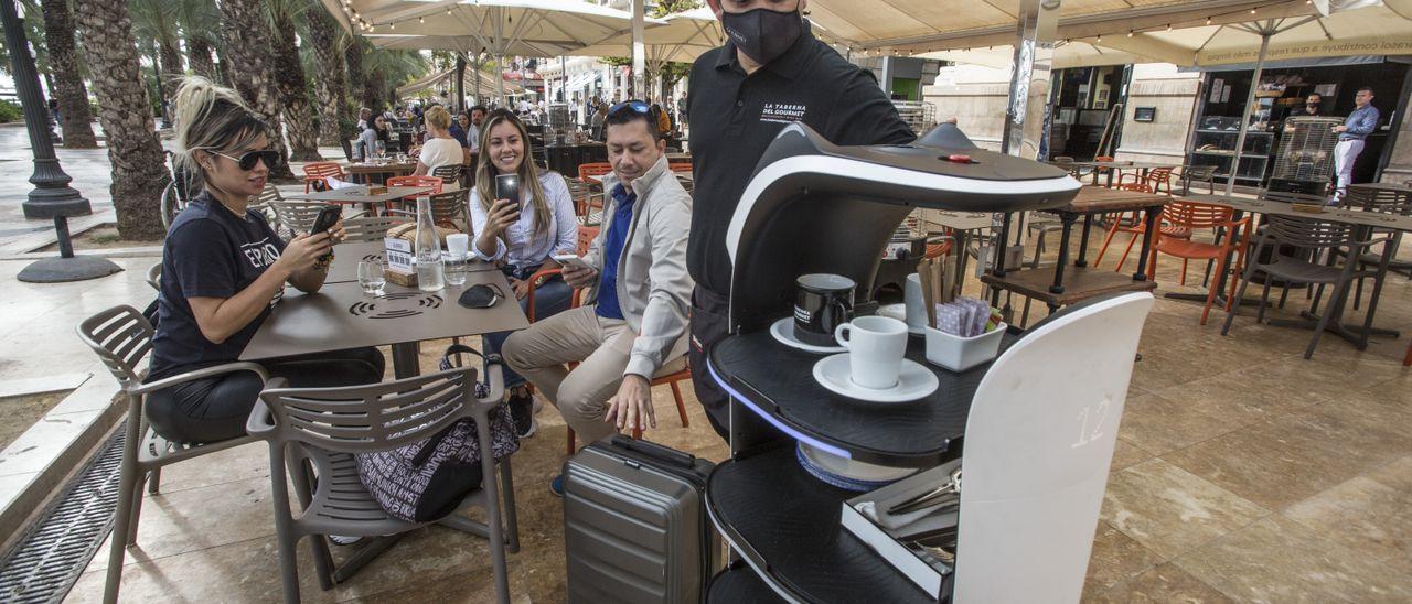 El restaurante La Terraza del Gourmet ha adquirido uno de estos robots.