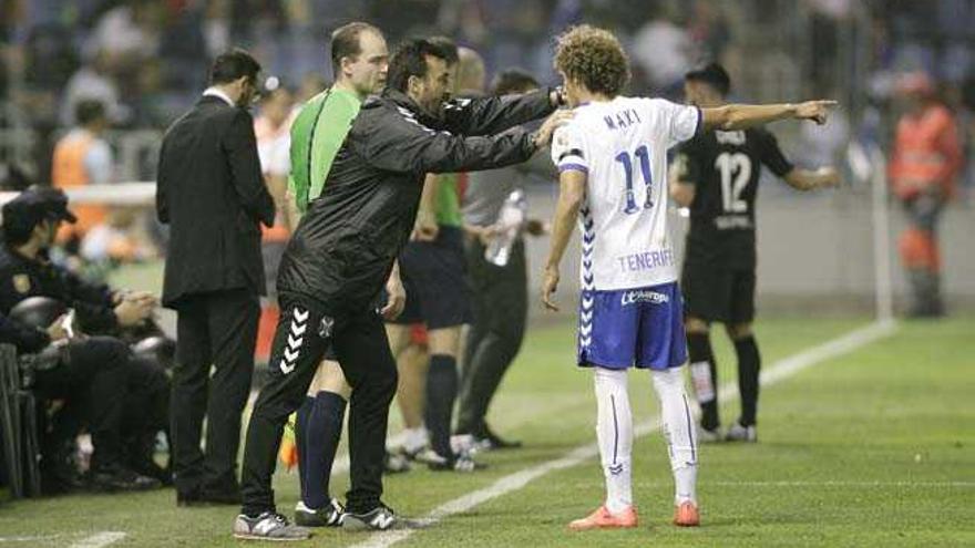 Raúl Agné da instrucciones a Maxi durante el partido de ayer.