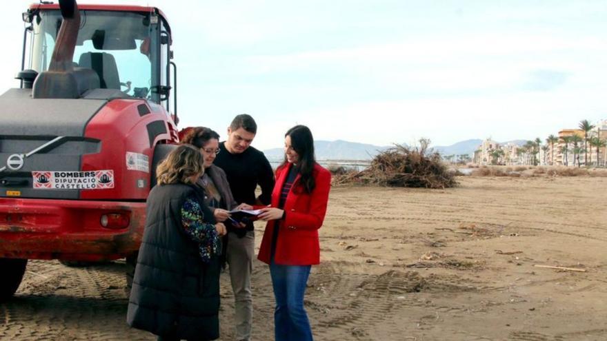 La alcaldesa solicitó ayuda a Costas para retirar los vertidos aparecidos en la playa tras las últimas lluvias y critica que se ha negado. | MEDITERRÁNEO