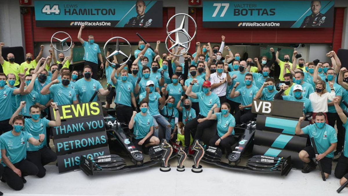 Hamilton y Bottas, en la celebración del título de Constructores por Mercedes