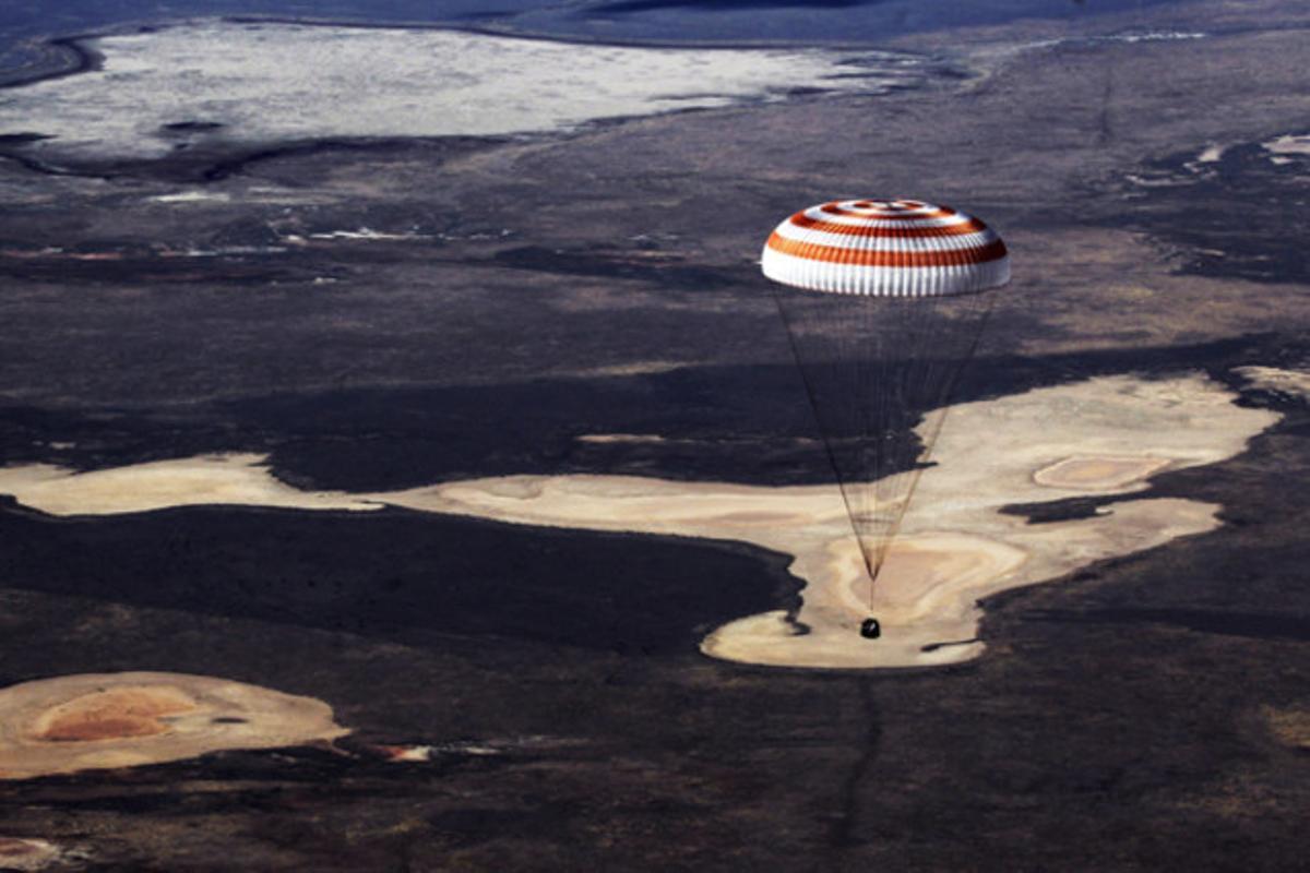 El mòdul de descens de la nau russa ’Soiuz’ TMA-21 aterra a les estepes del Kazakhstan.