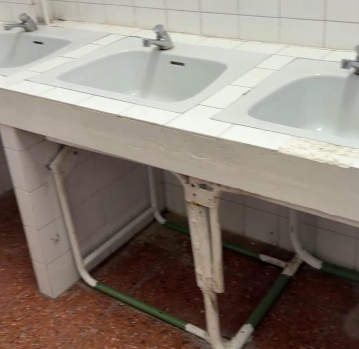 Baños apuntalados en el colegio. |FdV