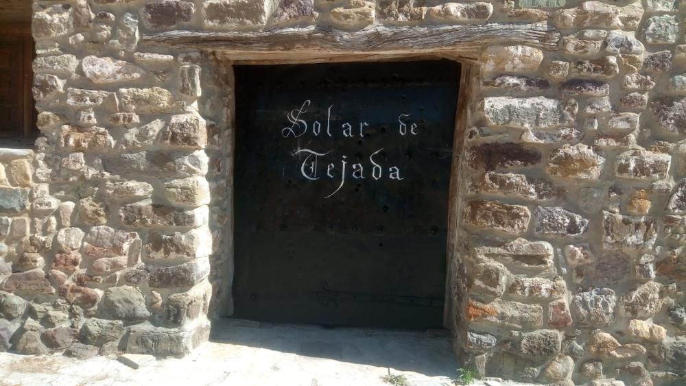 Entrada a la casa solariega de la finca, reconstruida y cargada de siglos.