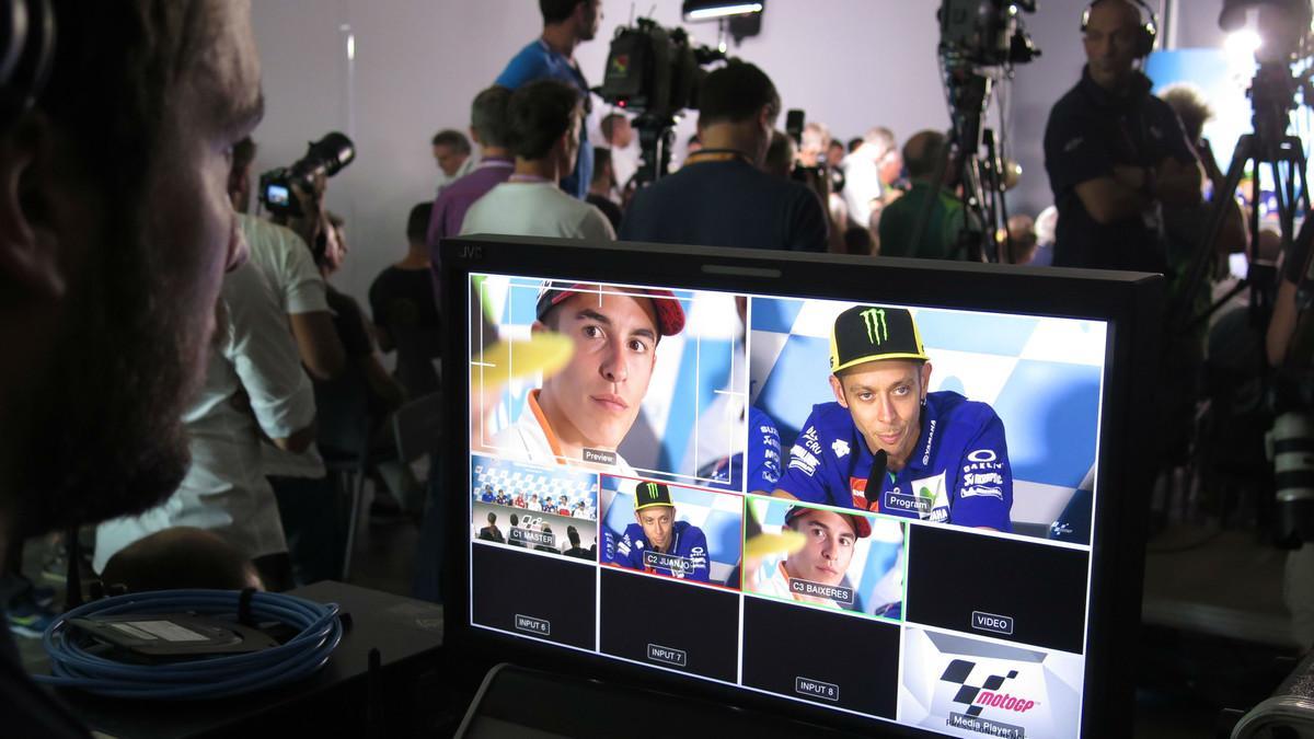 Marc Márquez observa con atención la respuesta de Valentino Rossi, en la conferencia de prensa del pasado jueves en Alcañiz.