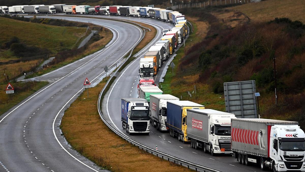 -FOTODELDIA- Dover (Reino Unido)  11 12 2020 - Numerosos camiones hacen cola en la M20 para abordar los transbordadores en el puerto de Dover  este viernes El primer ministro britanico Johnson ha declarado que existe una gran posibilidad de que el Reino Unido no pueda llegar a un acuerdo comercial con la UE tras el Brexit  EFE ANDY RAIN