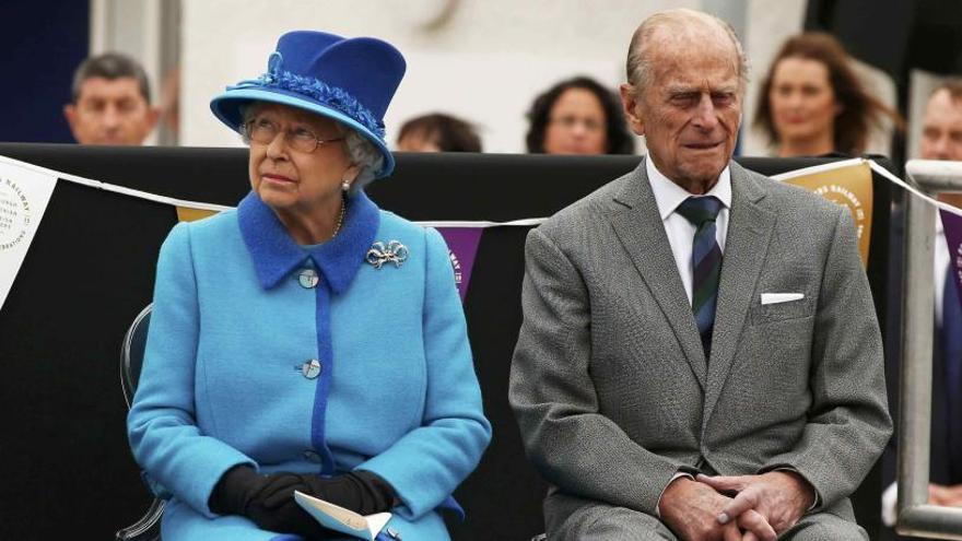 El príncipe Felipe, junto a su esposa, la reina Isabel II