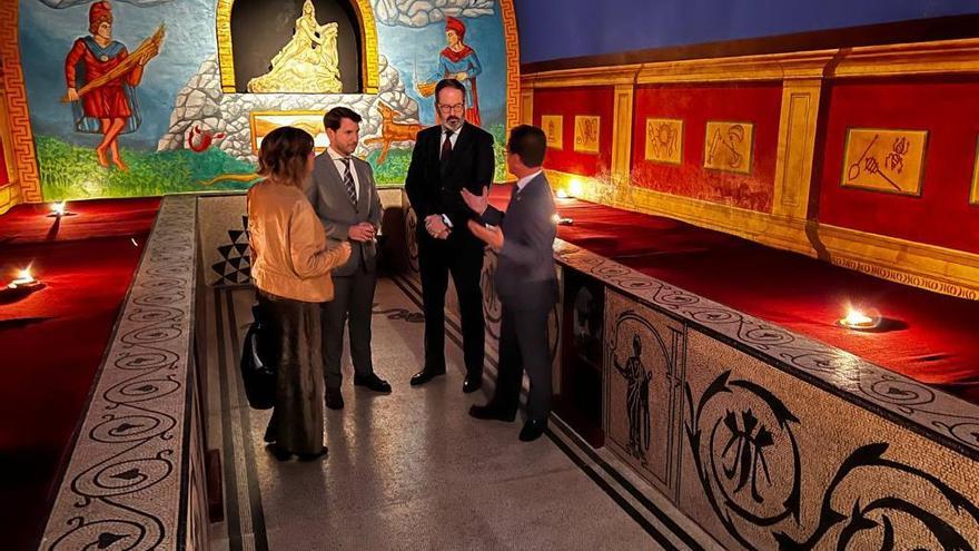 María Dolores Baena, Fernando Priego, Adolfo Molina y Francisco Casas visitando la recreación de un mitreo que hay en el Museo.