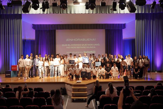 Búscate en la galería de fotos del Hackathon Cámara 2025