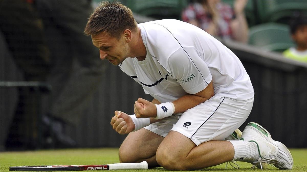 Söderling celebra un triunfo en Wimbledon en el 2011.