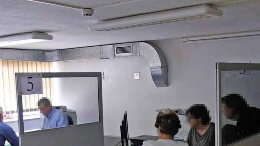 Varios ciudadanos en las oficinas de Hacienda de Zamora.