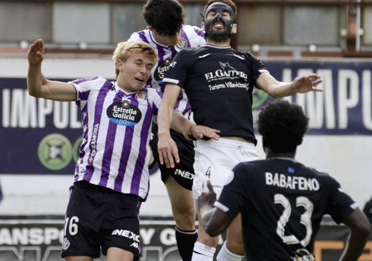 Baba y Omar Hernández, del Lealtad, ante sus rivales, ayer en Les Caleyes, | JUAN PLAZA