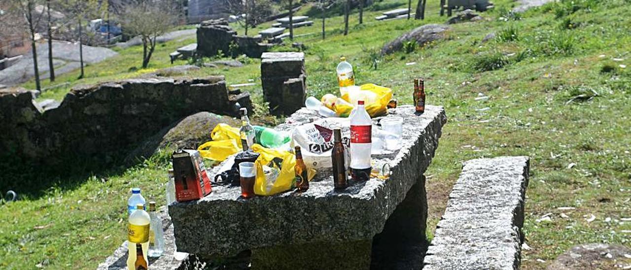 Restos del botellón sorprendido en A Illa por la Guardia Civil.   | // N. P.