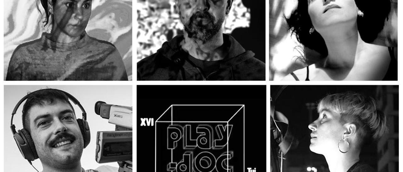 La noche de Play Doc. Aquí tenemos una estimulante propuesta nocturna al aire libre para el viernes 25 de septiembre, Cine-Recorridos; noche a la deriva, que se incluye en la programación del festival internacional de documentales Playdoc, en Tui. Los artistas visuales que veis en la foto, Roi Fernández, Miriam Rodríguez, Laura Iturralde, Bego M. Santiago e Adrián Canoura, nos invitan a un estimulante paseo nocturno por las antiguas calles tudenses. Semiocultos en la oscuridad de sus localizaciones, con sus proyectores como linternas mágicas, esperan al público para mostrar sus obras, cine-instalaciones, que se vuelven paradas inmersivas en el camino. Nuevas maneras de proyectar el cine del siempre en ebullición, cine de vanguardia gallego, esta vez cine esculpido sobre piedra y volumen. Anímate a comprar entradas para Playdoc, que cumplirá con todos los protocolos de seguridad y se ha ganado a pulso un respeto como referencia mundial del cine &quot;de lo real&quot;. Entrad en su web y mirad otras maravillas, también en Filmin.