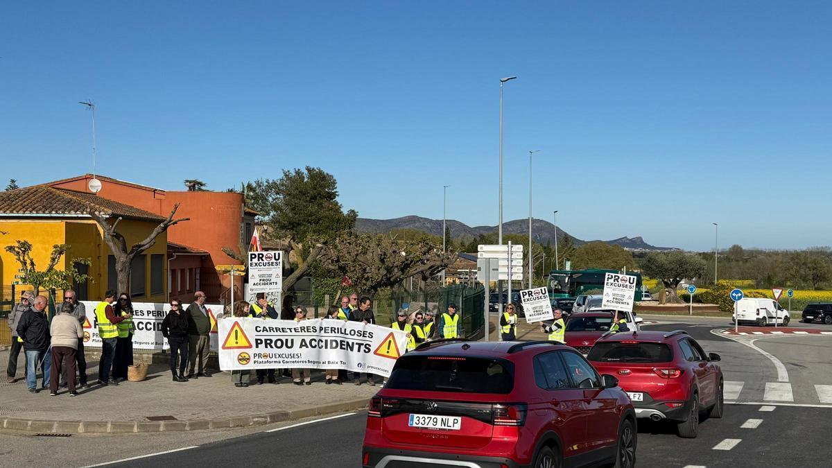 Manifestants al pas per Parlavà protestant.