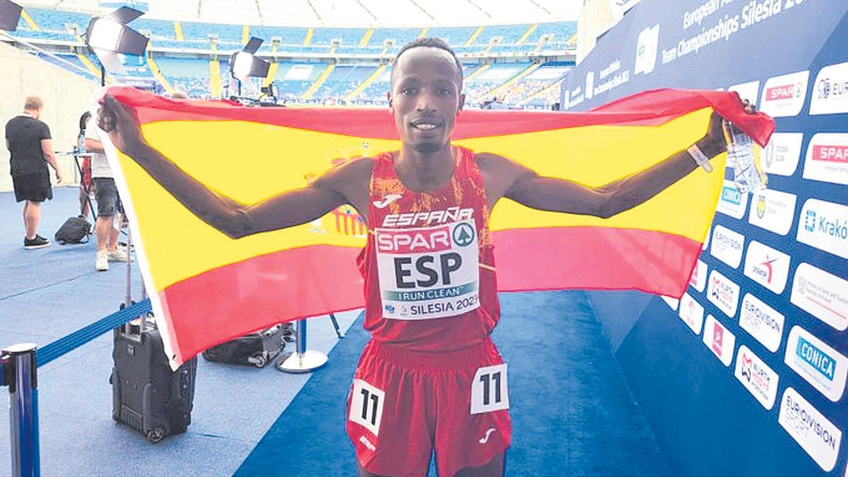 Thierry Ndikumwenayo (Playas de Castellón) luce la bandera de España en el Campeonato de Europa por países.