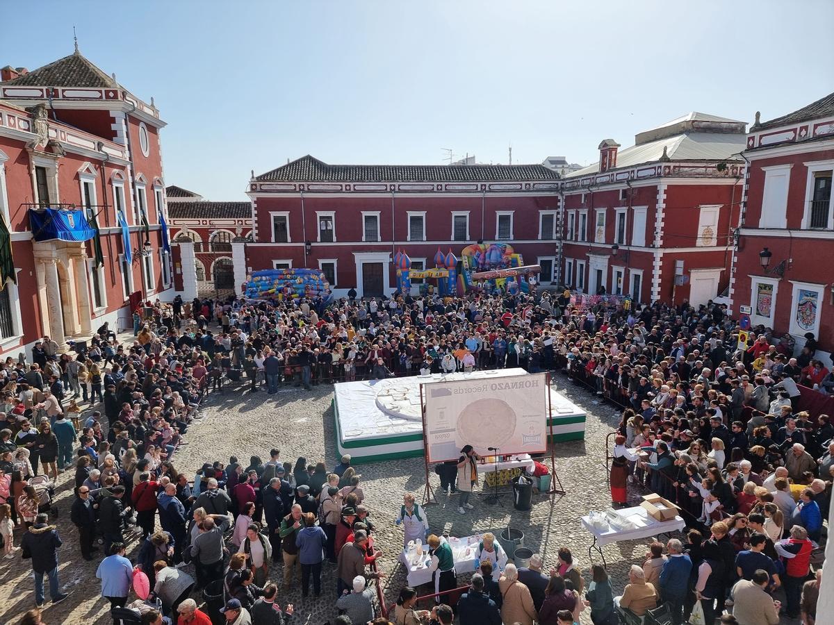 La plaza de Armas de Fernán Núñez se ha llenado para degustar el Hornazo Gigante, que elabora la Panadería Villegas.