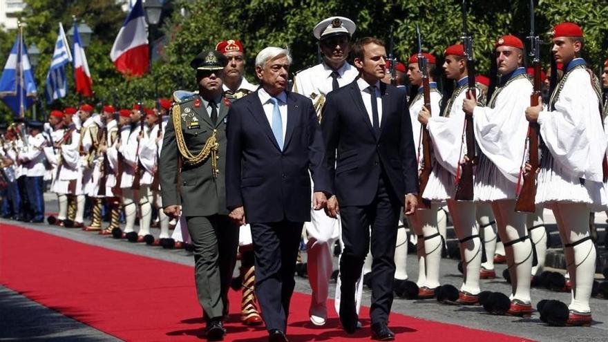Macron aboga en Grecia por una mayor integración de la zona euro