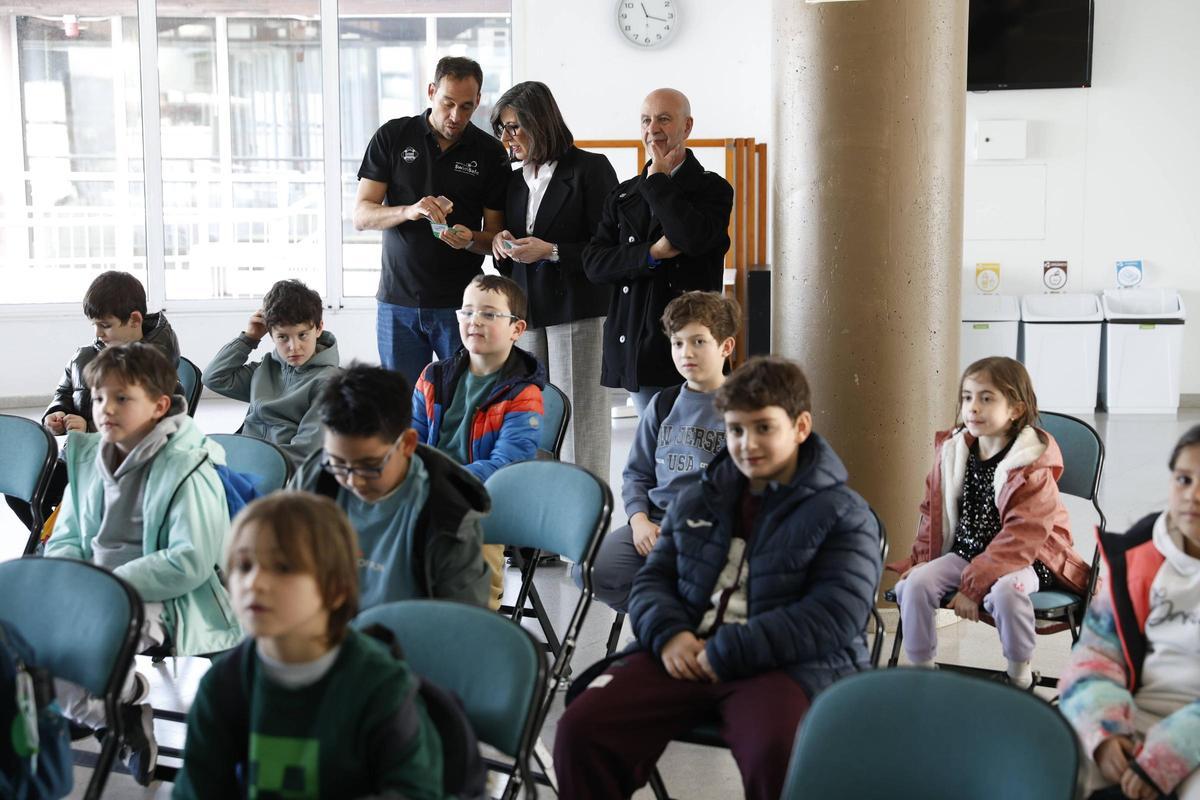 Al fondo, por la izquierda, Javier Costa dando explicaciones a Nieves Roqueñí con Gonzalo González Méndez a su lado y niños del colegio Jovellanos participantes en el proyecto sentados ante ellos.