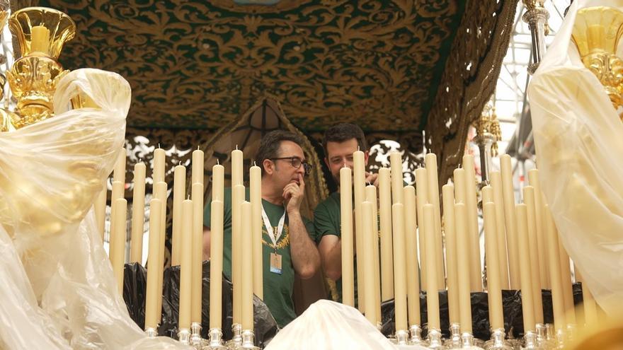 La candelería ya se funde en el trono de la Esperanza en Roma
