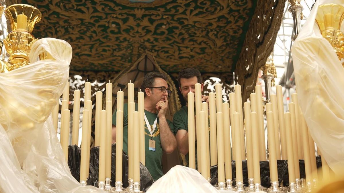 La candelería ya se funde en el trono de la Esperanza en Roma