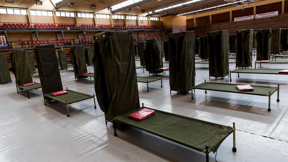 Refugio para personas sin hogar en el pabellón durante la pandemia