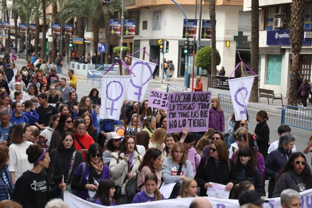 La multitudinaria marcha feminista en Alicante por el 8M, en imágenes