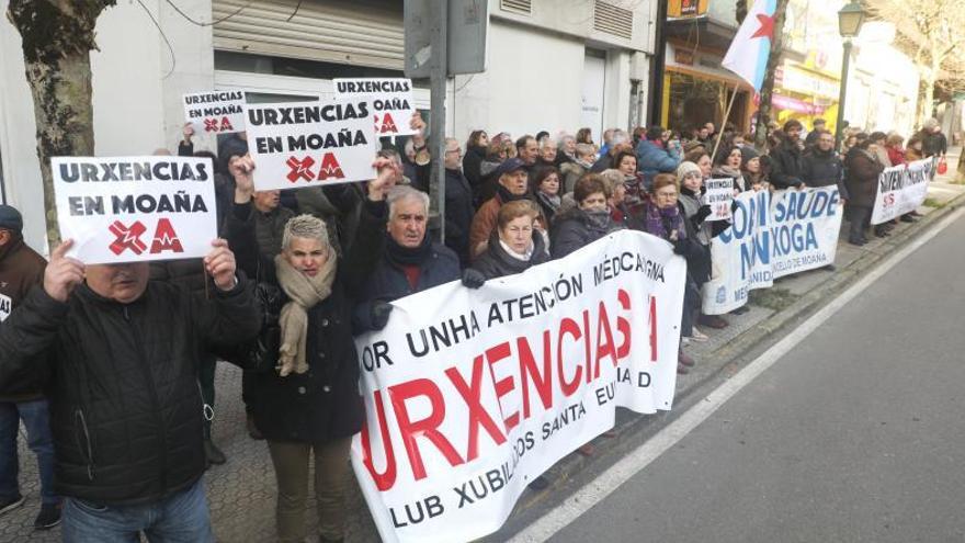 Los moañeses concentrados en la acera frente al Pazo do Hórreo, ayer, en Santiago.   | XOÁN ÁLVAREZ