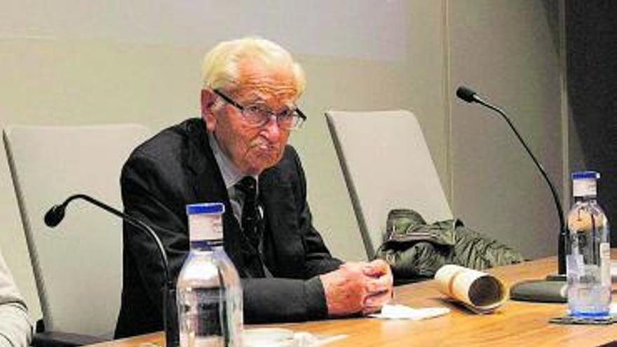 Julio García García, durante una conferencia en el Club Prensa Asturiana de LA NUEVA ESPAÑA. | LNE