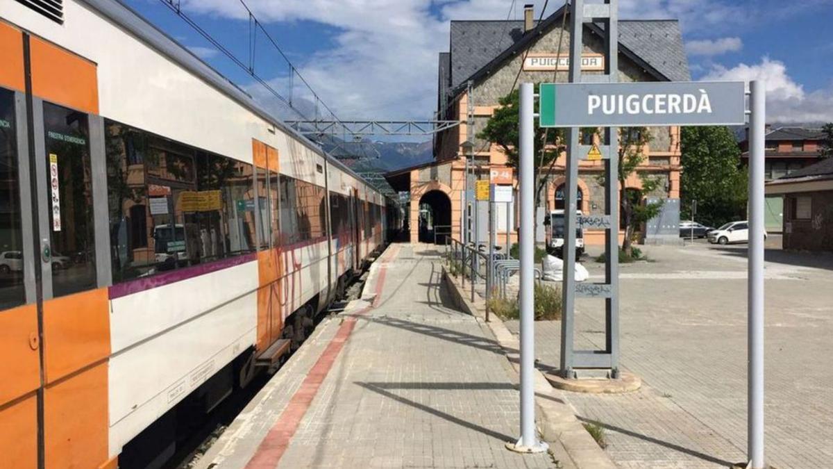 Un tren procedent de Barcelona aturat a Puigcerdà. | MIQUEL SPA/ARXIU