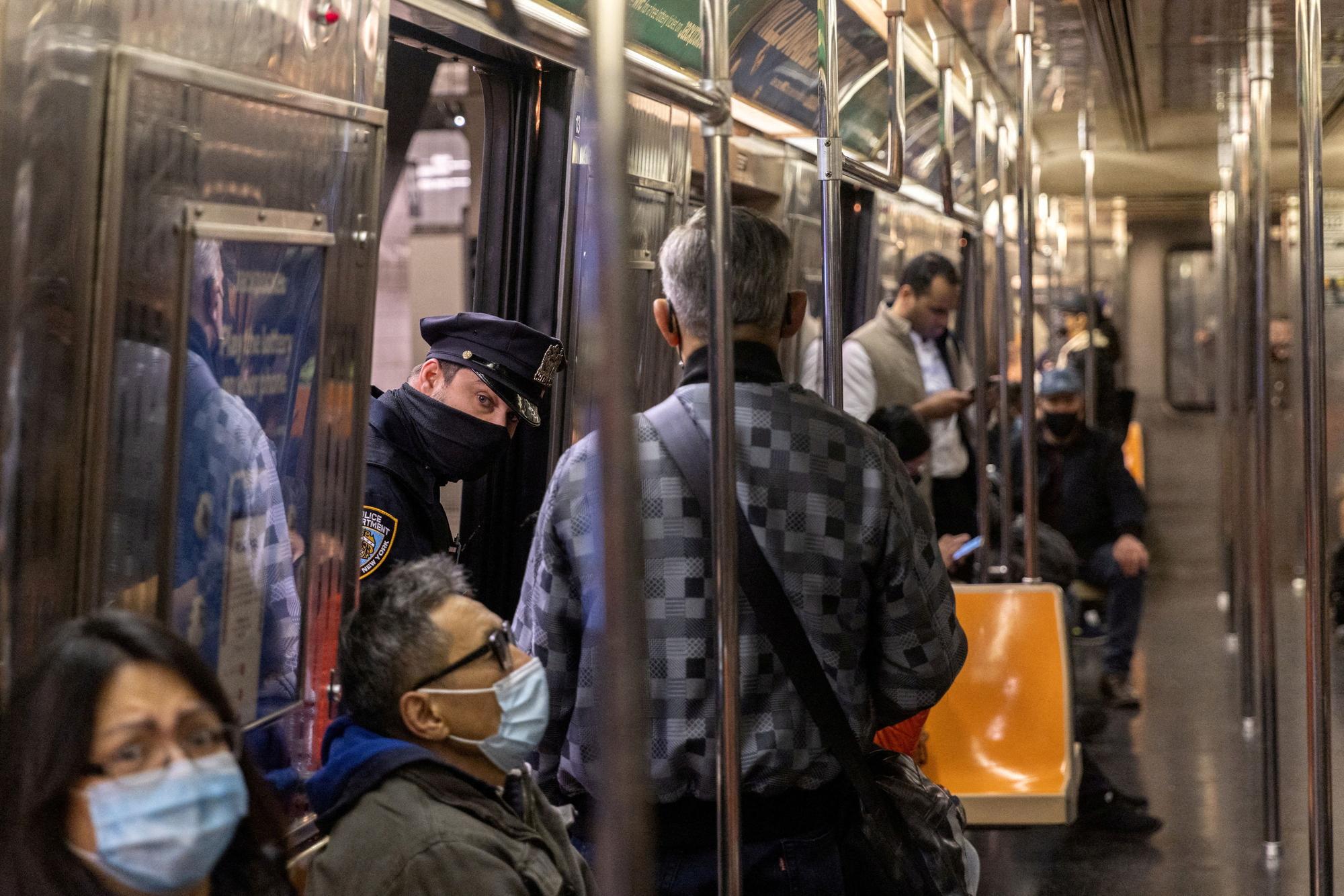 Un policía patrulla en una línea del metro de Nueva York.