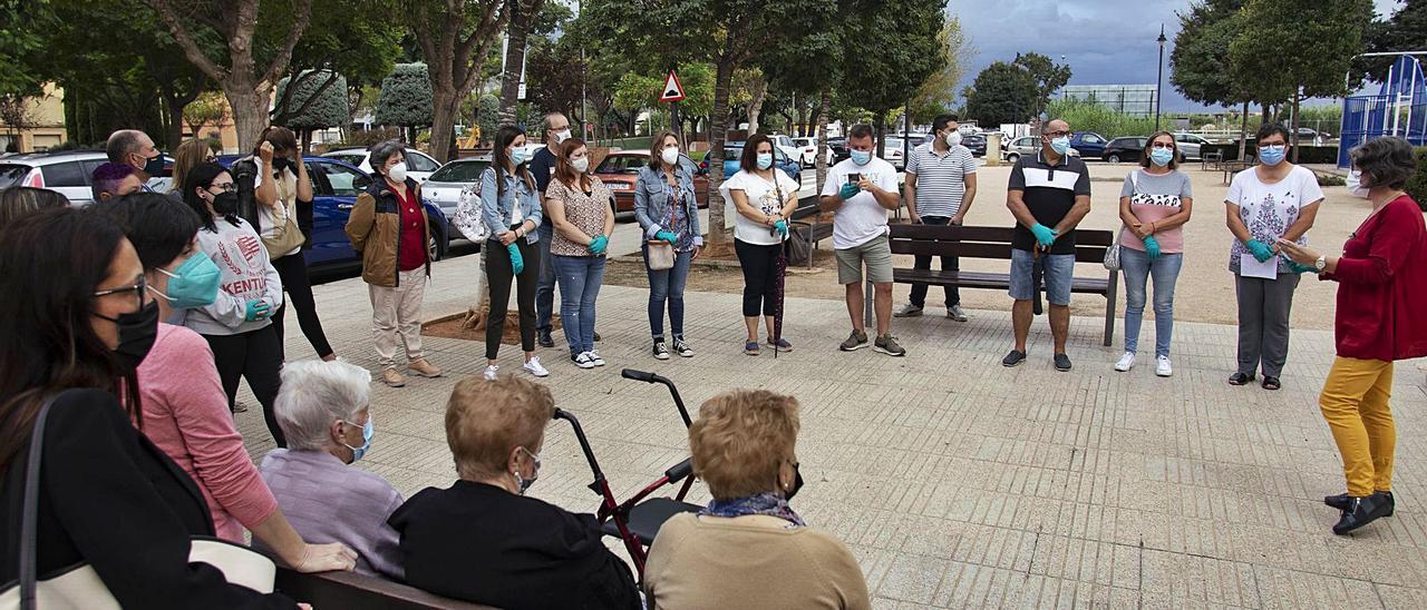 Concentración convocada por AFA-Alzira, ayer, con motivo del Día Mundial del Alzheimer. | PERALES IBORRA