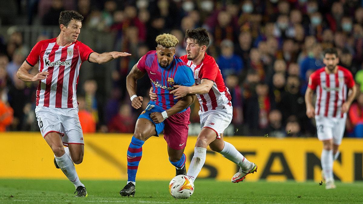 Vencedor agarra a Adama en la falta que derivó en el 1-0.