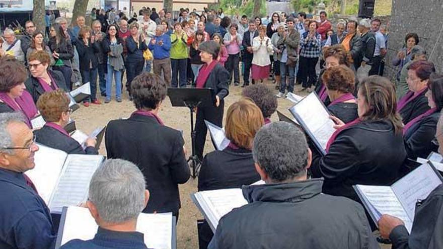 Un momento da actuación do Coro de Cela no adro de Sanamedio, no lugar de Bon.  // Gonzalo Núñez