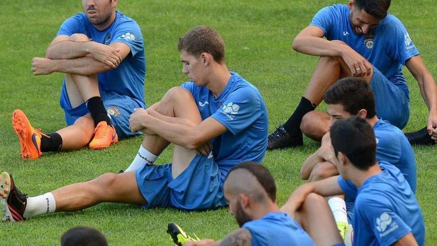 Jacobo, Pablo y Verdú estirando junto al resto de sus compañeros durante un entrenamiento en Pasarón. // Rafa Vázquez