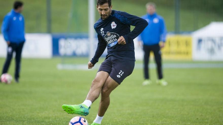 Celso Borges, en un entrenamiento en Abegondo.